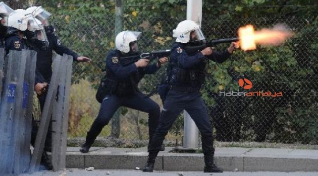 Balkona kum torbalarıyla mevzi yapıp polisle çatıştı