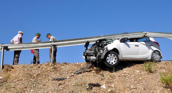 BARİYERE ÇARPAN OTOMOBİLDE 2 KİŞİ YARALANDI