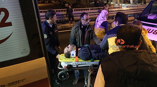  Bariyerlere çarpan otomobilin sürücüsü araç içinde sıkıştı