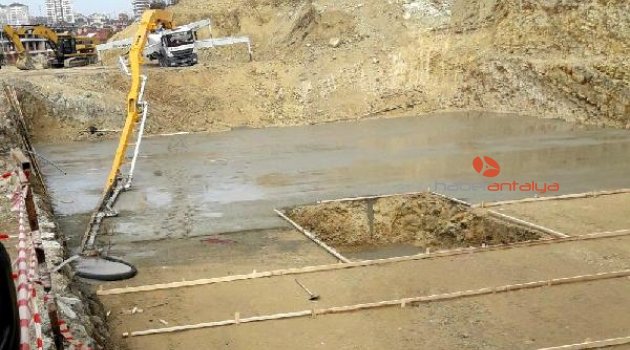 Başına beton pompası düşen inşaat işçisi hayatını kaybetti