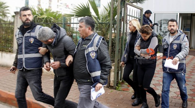 Başındaki kasketi çıkarttı, polis düğmeye bastı