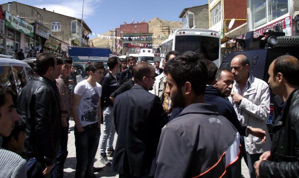 Başkale'de Ak Partililerin Seçim Çalışması Engellendi, 4 Gözaltı