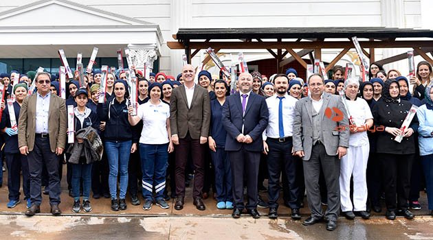Başkan Bahar'dan emekçi kadınlara karanfil