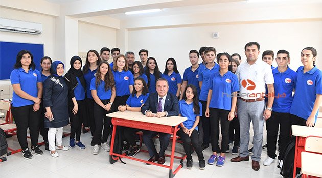 Başkan Böcek: “Hayallerinizin peşinden gidin”