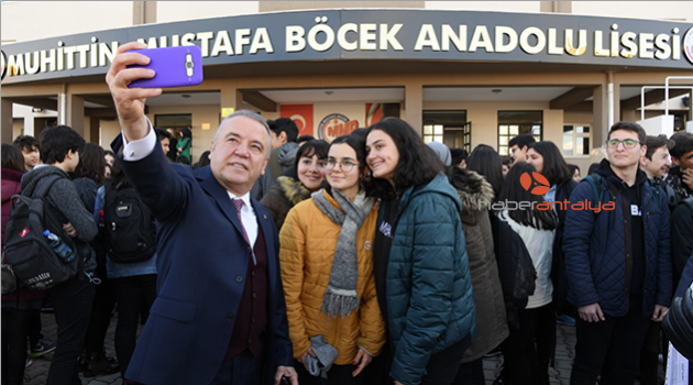 Başkan Böcek, karne sevincine ortak oldu