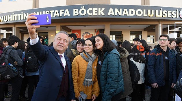 Başkan Böcek, öğrencilerin karne sevincine ortak oldu