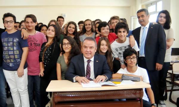 BAŞKAN BÖCEK ÖĞRENCİLERLE BULUŞTU