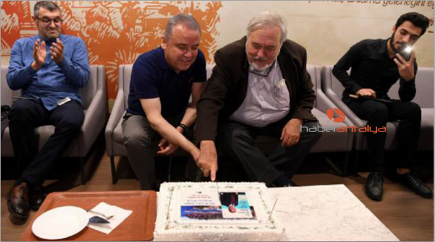 Başkan Böcek, pastayı İlber Ortaylı ile kesti