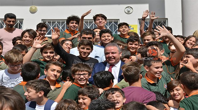 BAŞKAN BÖCEK'E ÖĞRENCİLERDEN SEVGİ GÖSTERİSİ