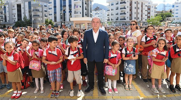 Başkan Böcek'ten öğrencilere ziyaret