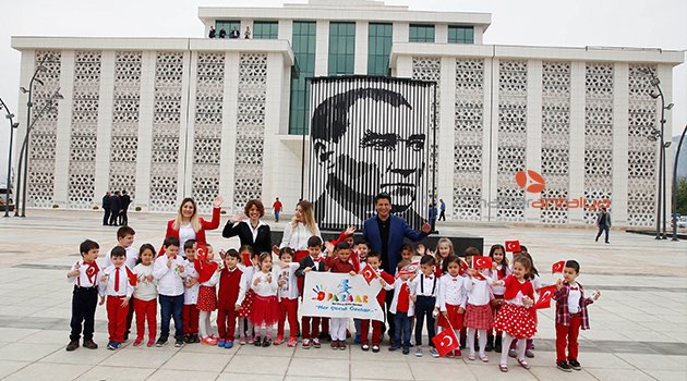 BAŞKAN GENÇ, KOLTUĞU 6 YAŞINDAKİ UYGAR'A BIRAKTI
