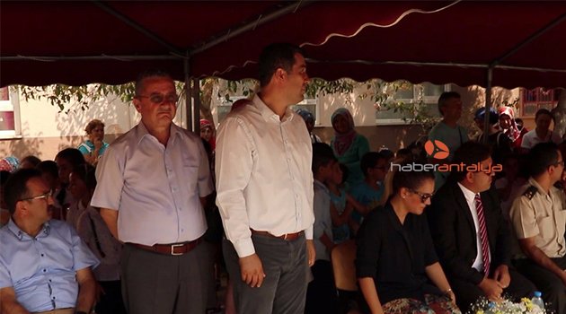 Başkan güneş altında bekleyen çocukları protokole aldı, ayakta bekledi
