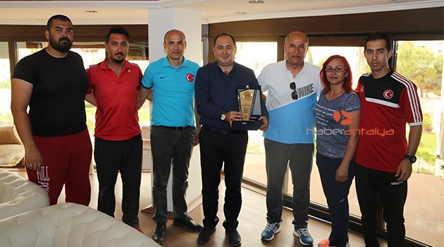 BAŞKAN SARIOĞLU’NA TEŞEKKÜR PLAKETİ