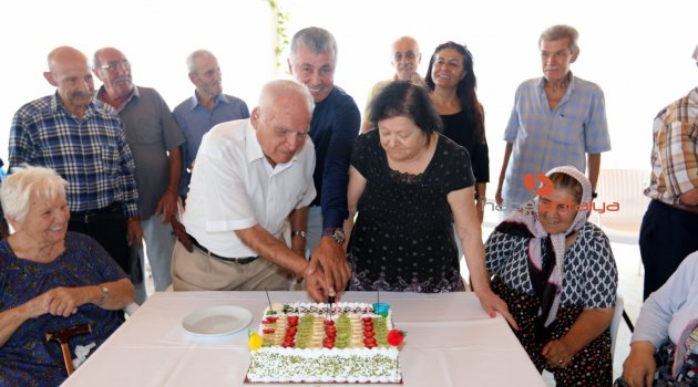 Başkan Sözen’den büyüklere doğum günü sürprizi