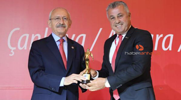 Başkan Sözen ödülünü Kılıçdaroğlu'ndan aldı