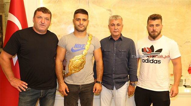 Başkan Sözen pehlivanları ağırladı