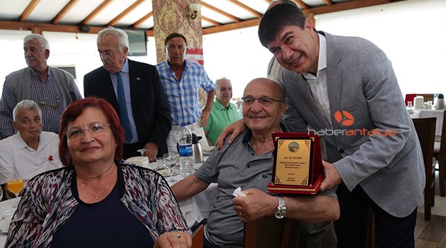 BAŞKAN TÜREL, 70 YAŞINI PORSEVERLERE  PLAKET VERDİ