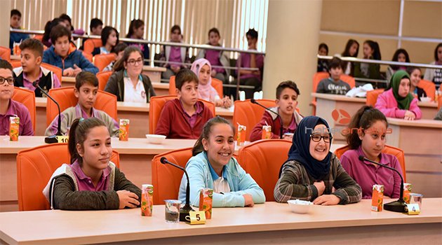 BAŞKAN TÜTÜNCÜ ÖĞRENCİLERLE BULUŞTU
