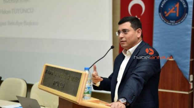 Başkan Tütüncü, üniversitede ders verdi