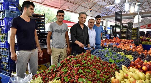 Başkan Uysal, Çağlayan Pazarı’nda