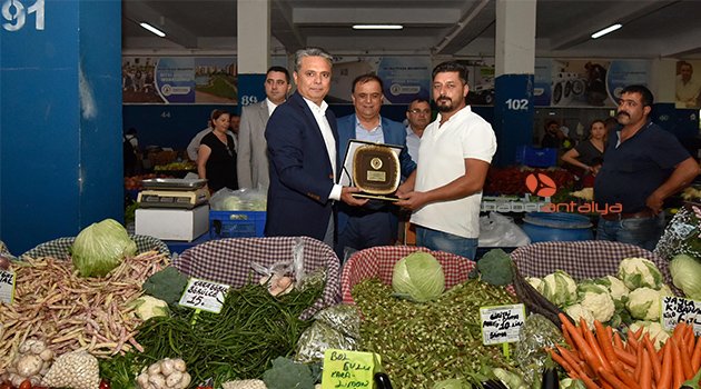 Başkan Uysal’dan örnek esnafa plaket