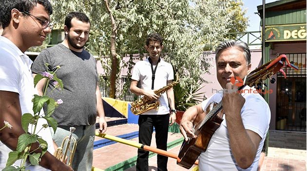 Başkan Uysal, genç müzisyenlerle