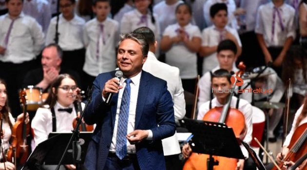 Başkan Uysal gençlerle aynı sahnede