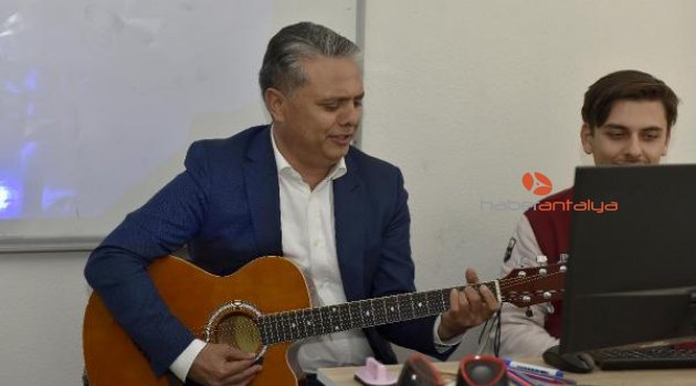 Başkan Uysal, gençlerle gitar çaldı