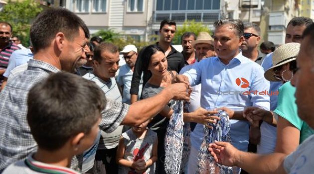 Başkan Uysal pazarda file dağıttı
