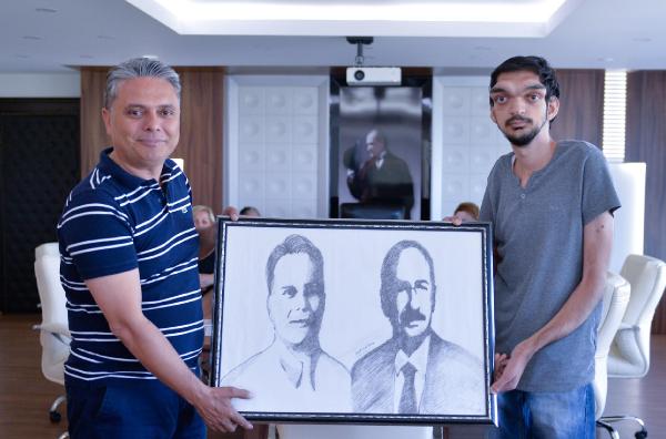 BAŞKAN UYSAL'A SÜRPRİZ HEDİYE
