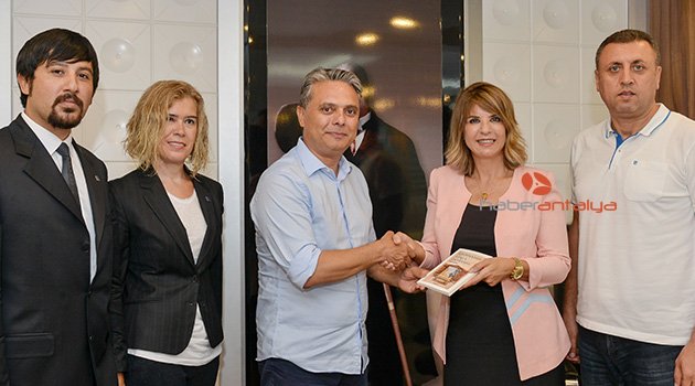 Başkan Uysal'dan kitap sürprizi