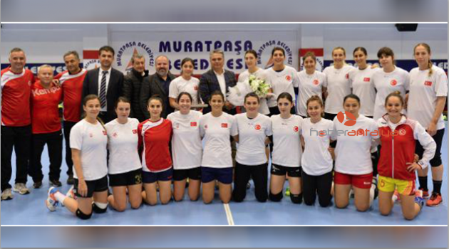 Başkan Uysal'dan milli takıma ziyaret