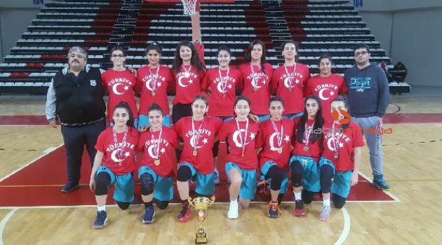 Basketbolcular şehitleri andı