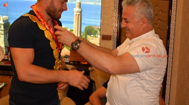 Başpehlivan Balaban’a Güreş Ağasından Cumhuriyet altını