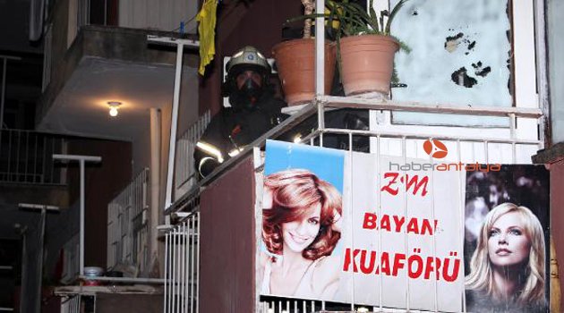 BAYAN KUAFÖRÜNDEYANGIN KORKUTTU