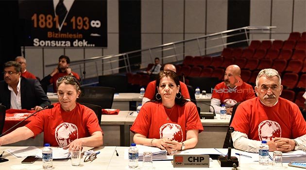 Belediye meclisine Atatürk tişörtleriyle katıldılar
