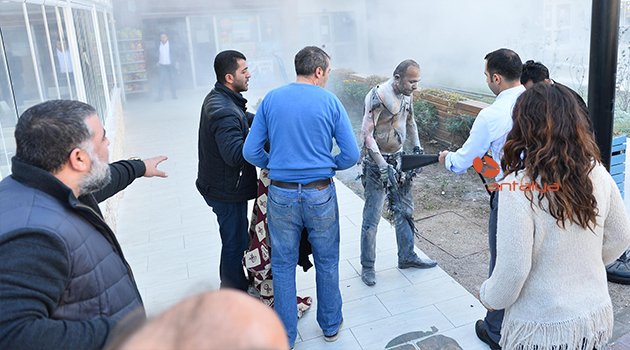 BELEDİYE ÖNÜNDE KENDİNİ ATEŞE VERDİ