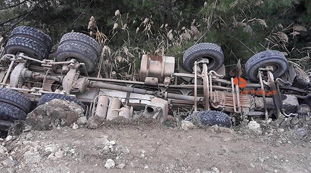Beton mikseri devrildi, sürücü yaralandı