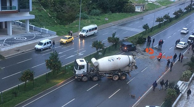 Beton mikseriyle otomobil çarpıştı: 2 yaralı