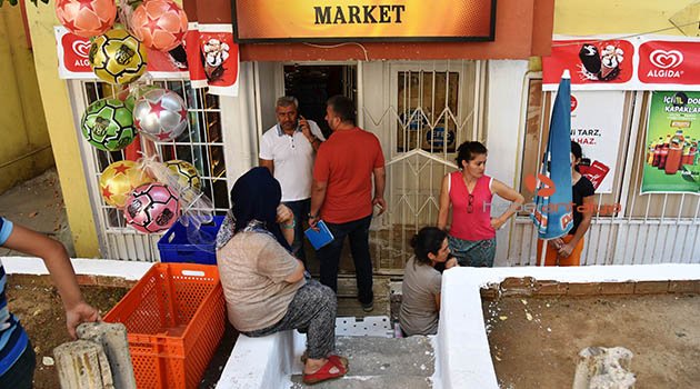 Bıçaklı saldırganı sopayla kovaladı