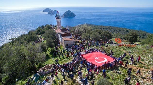 Bin 500 kişi tarihi Gelidonya Feneri’ne yürüdü