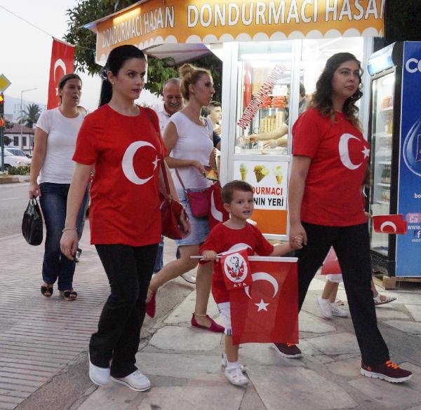 BİSİKLETLİLER PEDAL ÇEVİRDİ, MİNİKLER ÇELENK KOYDU