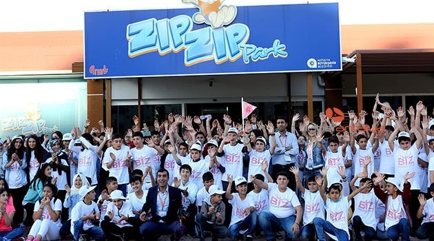 Bitlisli öğrenciler Antalya’da doyasıya eğlendi