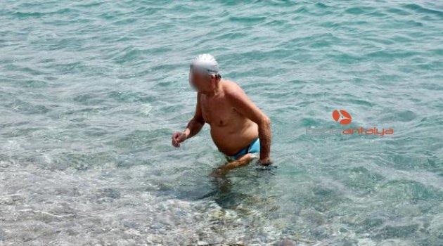 Boğulma tehlikesi geçirdiği sanıldı, yardım isteyenlere tepki gösterdi