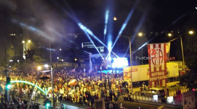 BU GECE ANTALYA KIRMIZI BEYAZ !