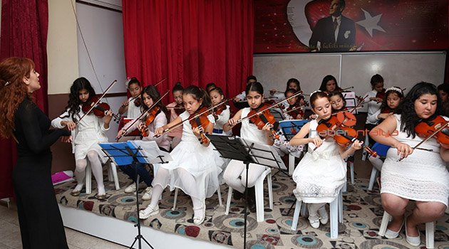 Bu köy okulunda kemancı yetişiyor