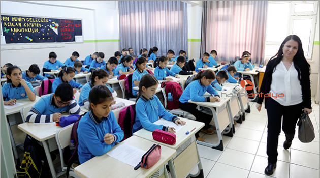 Bu okulda öğretmenler, sınavlarda sınıftan çıkıyor