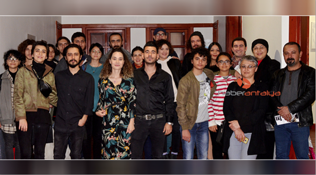 'Burada Bir Yerde' sergisi
