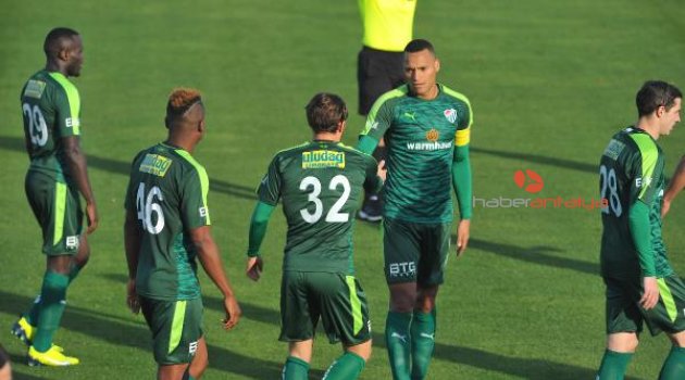 Bursaspor sert geçen hazırlık maçında Skenderbeu'yu farklı geçti