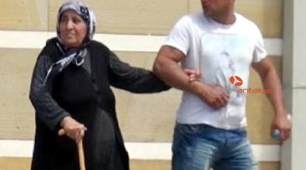 BÜYÜK OĞLUNUN ÜSTÜNE BASTONLA YÜRÜDÜ